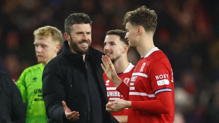 Soccer Football - Carabao Cup - Semi Final - First Leg - Middlesbrough v Chelsea - Riverside Stadium, Middlesbrough, Britain - January 9, 2024 Middlesbrough manager Michael Carrick  celebrates after the match with his players Action Images via Reuters/Lee Smith NO USE WITH UNAUTHORIZED AUDIO, VIDEO, DATA, FIXTURE LISTS, CLUB/LEAGUE LOGOS OR LIVE SERVICES. ONLINE IN-MATCH USE LIMITED TO 45 IMAGES, NO VIDEO EMULATION. NO USE IN BETTING, GAMES OR SINGLE CLUB/LEAGUE/PLAYER PUBLICATIONS.