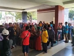 Pedagang Pasar Demo Pemkot Pasuruan Desak Portal Parkir Dihilangkan