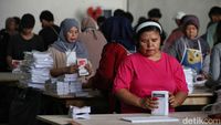 Ratusan Emak-emak Ikut Lipat Suara Pilpres 2024