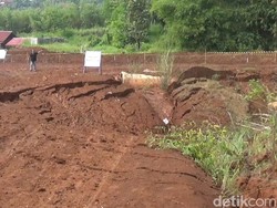 Bendung Disposal di Sumedang Rugikan Lahan Pertanian Warga
