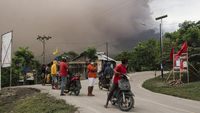Penampakan Gunung Lewatobi Berstatus Awas, Warga Diminta Menjauh