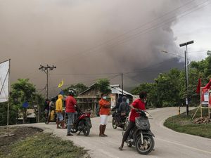 Penampakan Gunung Lewatobi Berstatus Awas, Warga Diminta Menjauh