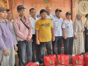 Bupati Fauzi Desak Bantuan Korban Angin Kencang di Sumenep Disalurkan Bupati Fauzi Desak Bantuan Korban Angin Kencang di Sumenep Disalurkan