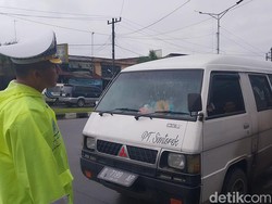 Penertiban Angkutan yang Naik dan Turunkan Penumpang di Jalan SM Raja Medan