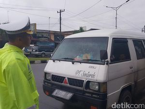 Penertiban Angkutan yang Naik dan Turunkan Penumpang di Jalan SM Raja Medan Penertiban Angkutan yang Naik dan Turunkan Penumpang di Jalan SM Raja Medan