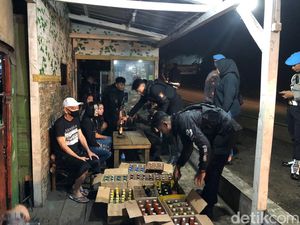 Gerebek Warung Pinggir Jalan, Polisi Amankan PSK-Bongkar Bunker Miras