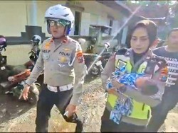 Polwan Bondowoso Temukan Bayi Perempuan Saat Atur Lalu Lintas