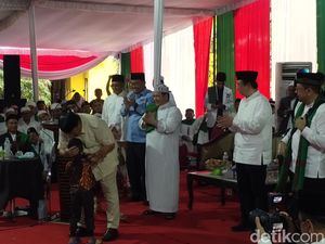 Reaksi Prabowo Lihat Balita Menghampirinya saat Kampanye di Panggung