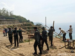 Puluhan Lapak dan Bangunan Liar di JLS Sine Tulungagung Ditertibkan