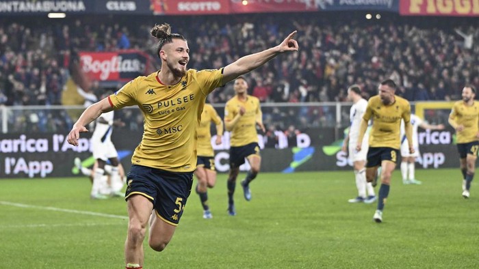 Genoas Radu Dragusin celebrates after scoring their sides first goal of the game during the Serie A soccer match between Genoa and Inter at the Luigi Ferraris stadium in Genoa, Italy, Friday Dec. 29, 2023. (Tano Pecoraro/LaPresse via AP)