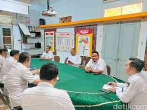 KPU Probolinggo Coret Caleg yang Masih Aktif sebagai Perangkat Desa KPU Probolinggo Coret Caleg yang Masih Aktif sebagai Perangkat Desa