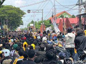 Ratusan Pesilat Datangi PN Mojokerto Kawal Rekannya Jalani Persidangan Ratusan Pesilat Datangi PN Mojokerto Kawal Rekannya Jalani Persidangan