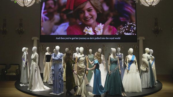 Ratusan Properti-Kostum Serial The Crown Bakal Dilelang