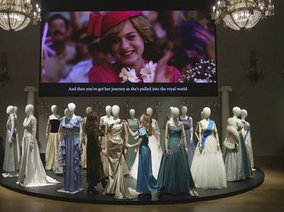 Ratusan Properti-Kostum Serial The Crown Bakal Dilelang