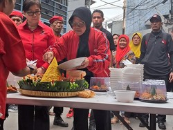 Rayakan HUT PDIP di Tambora Jakbar, Risma Bagi-bagi Tumpeng ke Warga