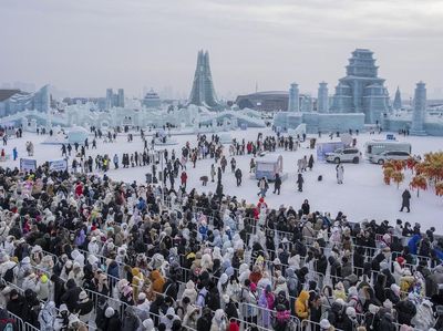 Rekor! Potret Antusias Pengunjung Liburan di Festival Es Harbin