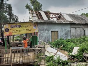 Dampak Angin Kencang Tumbangkan Tiang Listrik, 70 Rumah 2 Desa Sumenep Rusak Dampak Angin Kencang Tumbangkan Tiang Listrik, 70 Rumah 2 Desa Sumenep Rusak