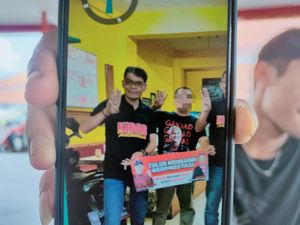 Pose 3 Jari, Anggota BPD Cimacan Cianjur Diduga Langgar Netralitas