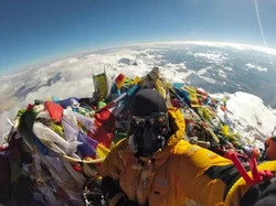 1 Foto Selfie yang Patahkan Teori Bumi Datar