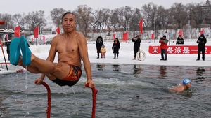 Sensasi Berenang di Sungai Membeku Meriahkan Festival Es Harbin