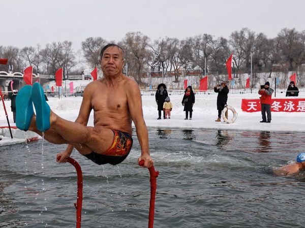 Sensasi Berenang di Sungai Membeku Meriahkan Festival Es Harbin