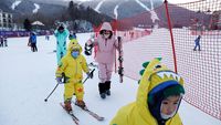 Serunya Bermain Ski Menyusuri Lereng Kota Es Harbin China