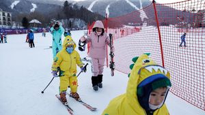 Serunya Bermain Ski Menyusuri Lereng Kota Es Harbin China