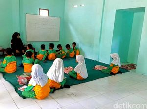 Siswa SD Bondowoso 10 Bulan Belajar di Musala gegara Gedung Sekolah Rusak Siswa SD Bondowoso 10 Bulan Belajar di Musala gegara Gedung Sekolah Rusak