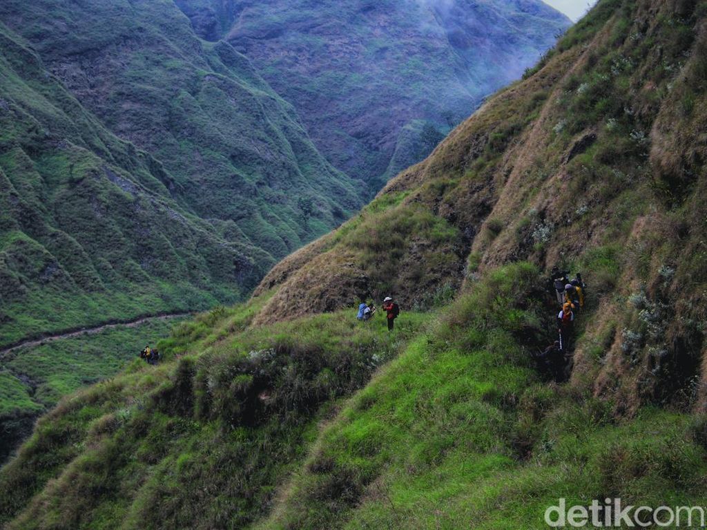 Fakta 103 Pendaki Gunung Rinjani Dipaksa Turun, Tak Punya Izin gegara Tertipu