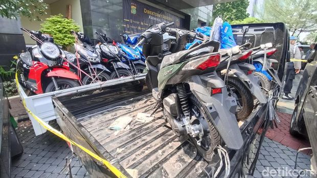 TNI AD dan Polda Metro Jaya mengungkap kasus pencurian kendaraan bermotor