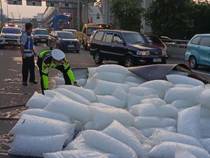 Truk Muatan Es Batu Terguling di Tol Cawang Gara-gara Pecah Ban