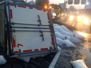 Truk Muatan Es Batu Terguling, Tol Dalam Kota Cawang-Tebet Padat