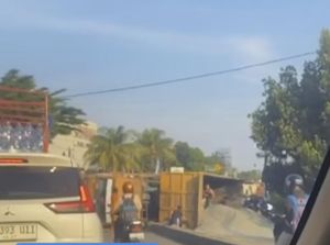 Truk Tambang dari Parung Terguling di Kemang Bogor, Muatan Batu Tutupi Jalan
