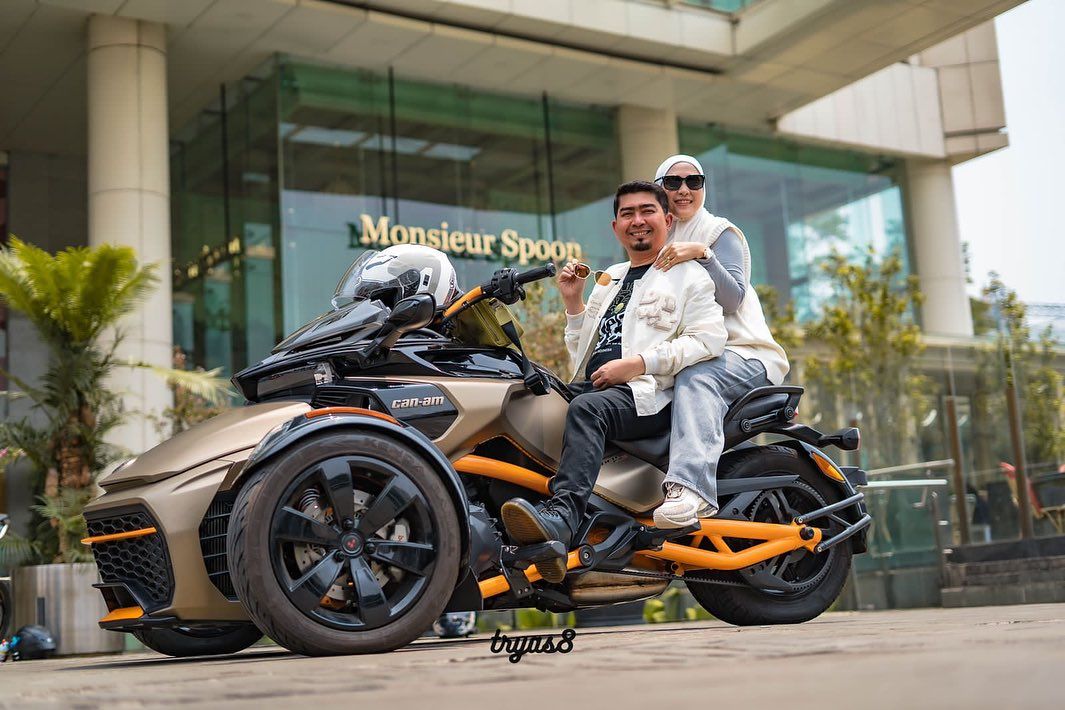 Ustaz Solmed dan April Jasmine