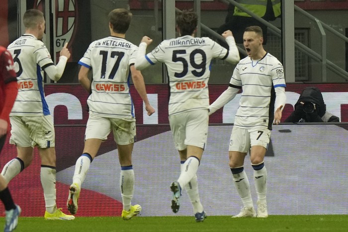 Atalantas Teun Koopmeiners, right, is celebrates after scoring his sides opening goal during the Italian Cup quarterfinal soccer match between AC Milan and Atalanta, at the San Siro stadium in Milan, Italy, Wednesday, Jan. 10, 2024. (AP Photo/Luca Bruno)