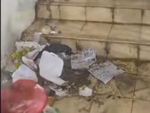 Pemandu Wisata Keluhkan Tangga Jembatan Ampera Penuh Sampah-Bau Pesing Pemandu Wisata Keluhkan Tangga Jembatan Ampera Penuh Sampah-Bau Pesing