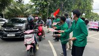 Aksi Gabungan Mahasiswa Bagikan Selebaran Tolak Politik Dinasti