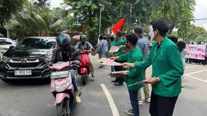 Aksi Gabungan Mahasiswa Bagikan Selebaran Tolak Politik Dinasti