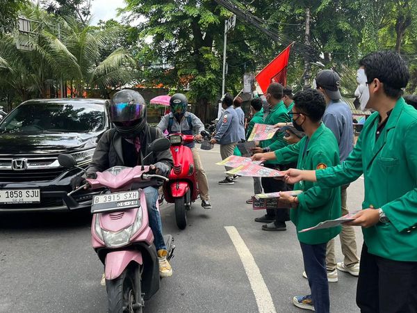 Aksi Gabungan Mahasiswa Bagikan Selebaran Tolak Politik Dinasti