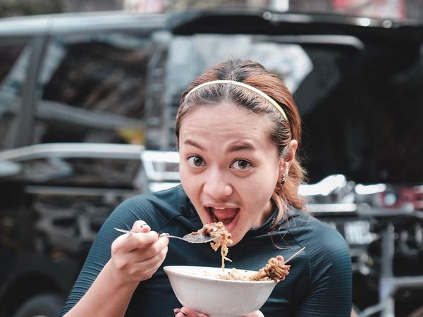 Gaya Keren Amel Carla Saat Makan Gudeg hingga Bubur Ayam