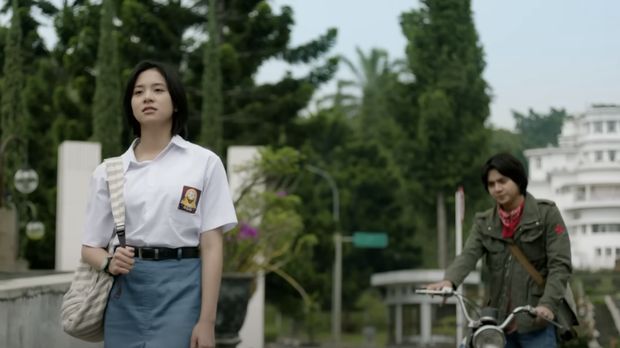 Ancika: Dia yang Bersamaku 1995 resmi tayang hari ini, Kamis (11/1) di bioskop Indonesia. Film ini merupakan film adaptasi dari buku bertujuk serupa karya Pidi Baiq.