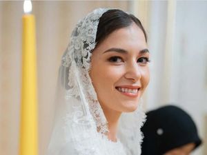 Detail Busana Anisha Rosnah di Royal Wedding Brunei, Kain Dibeli di London Detail Busana Anisha Rosnah di Royal Wedding Brunei, Kain Dibeli di London