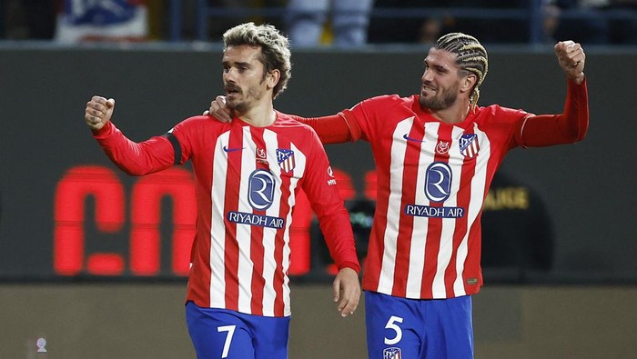 Soccer Football - Spanish Super Cup - Semi Final - Real Madrid v Atletico Madrid - Al-Awwal Park, Riyadh, Saudi Arabia - January 10, 2024 Atletico Madrids Antoine Griezmann celebrates scoring their second goal with Rodrigo De Paul REUTERS/Juan Medina
