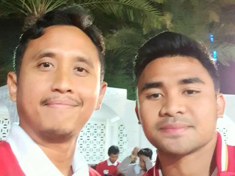 Asnawi Mangkualam bersama manajer IATMI FC Qatar, Bayu Saputra.