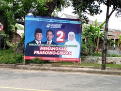 Baliho Khofifah Bersama Prabowo-Gibran Masif Bertebaran di Jatim