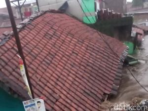 Banjir Dayeuhkolot Bandung, Air Nyaris Sentuh Atap Rumah Warga
