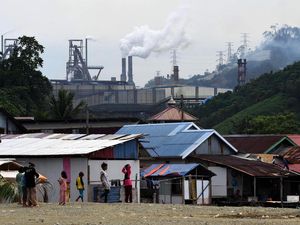 Begini Kondisi Rumah-rumah Warga di Tengah Industri Nikel Begini Kondisi Rumah-rumah Warga di Tengah Industri Nikel