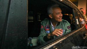 Berjaket Top Gun, Ganjar Hadiri Dialog Capres Bareng Kadin