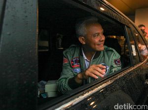 Berjaket Top Gun, Ganjar Hadiri Dialog Capres Bareng Kadin Berjaket Top Gun, Ganjar Hadiri Dialog Capres Bareng Kadin