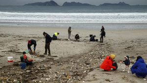 Butiran Plastik Cemari Pantai di Spanyol